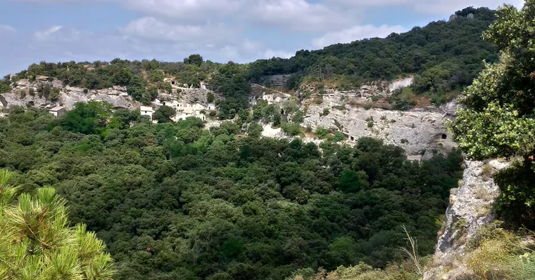 Vue panoramique du massif de Barry à Bollène