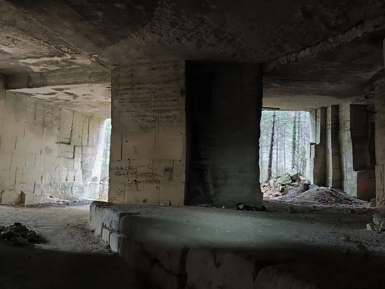 Galerie et traces d’exploitation de la pierre dans le massif de Barry