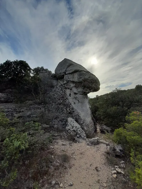 Formation rocheuse et paysage sédimentaire du massif de Barry