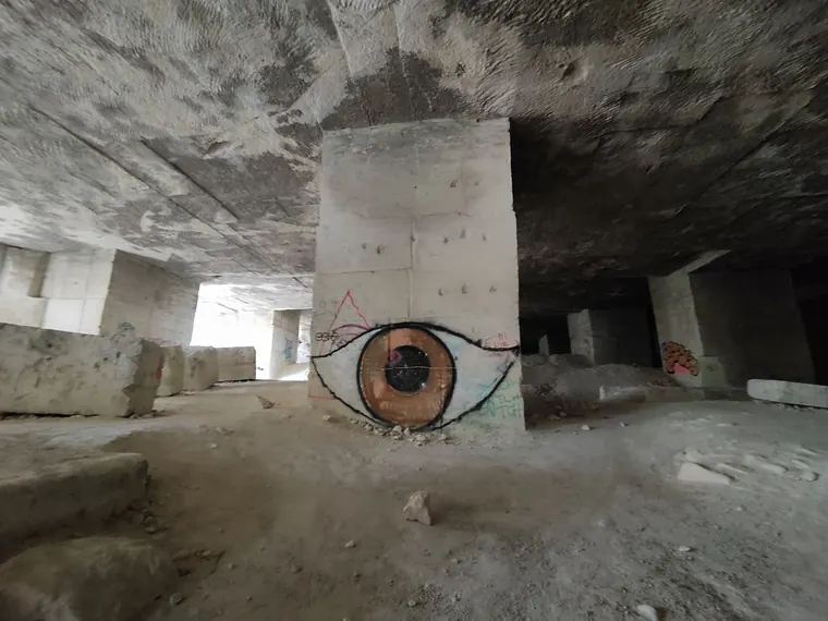 Intérieur rocheux et traces de travail de la pierre du Barry