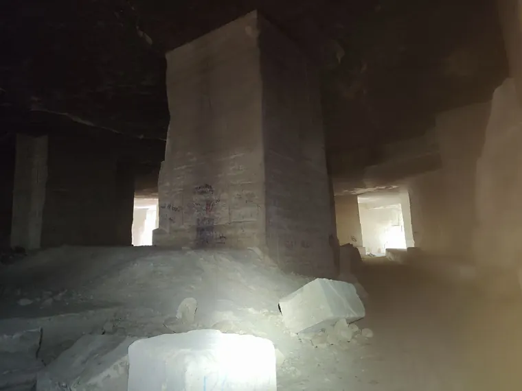 Ancien espace d’extraction et traces de carrières dans le massif de Barry