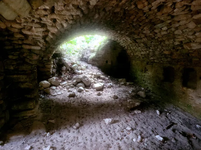Voûte et passage intérieur du village troglodytique de Barry