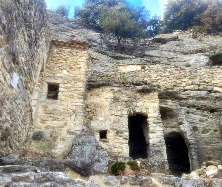 Façade et ouvertures du village troglodytique de Barry